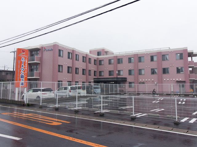 ピンクの建物の外観 外観 新しいピンク色の建物は、親しみやすさと明るさを感じさせるデザインです。雨の日にも鮮やかさが際立ち、訪れる方々を温かく迎えます。