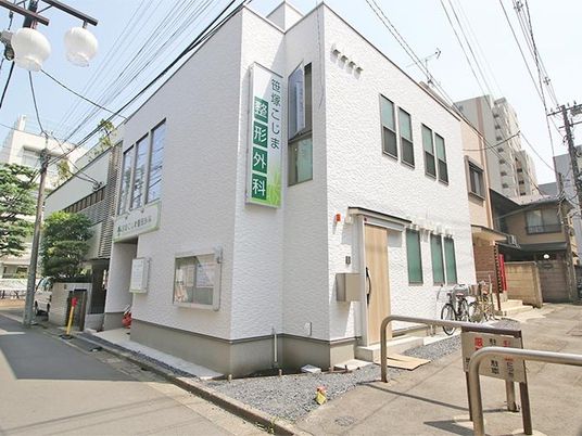 白い建物の外観  