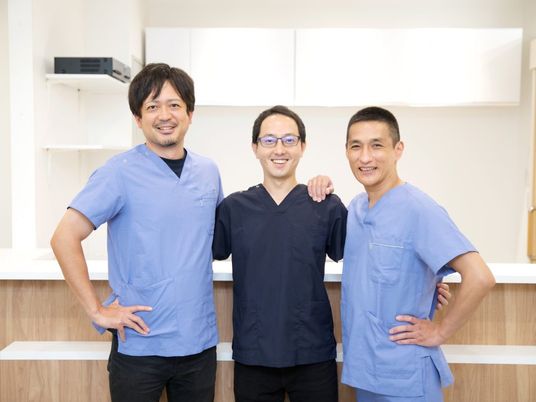 スタッフ3人の受付前  