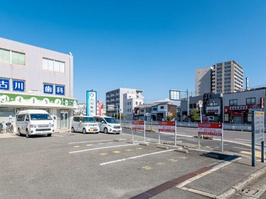 施設前の駐車場と道路外観  