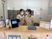 笑顔のスタッフが受付で会話するフロント  