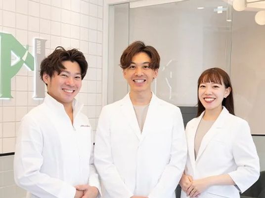 笑顔のスタッフが並ぶ受付  