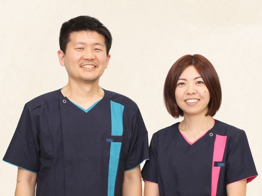 笑顔のスタッフ二人  
