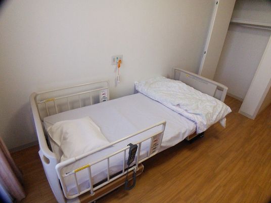 ベッドが置かれた居室  