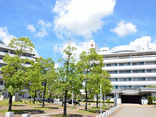 病院風の建物外観  
