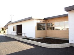 明るい日差しの居室外観