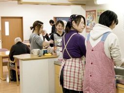 明るい食堂の様子