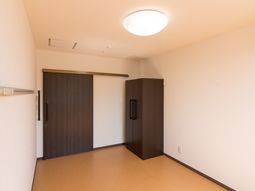 シンプルな洋室の居室