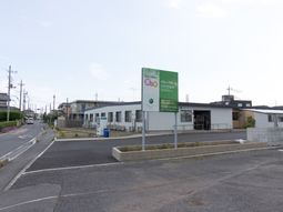 看板付き施設の外観