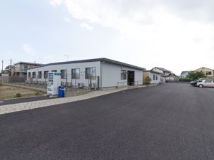 低層の建物外観