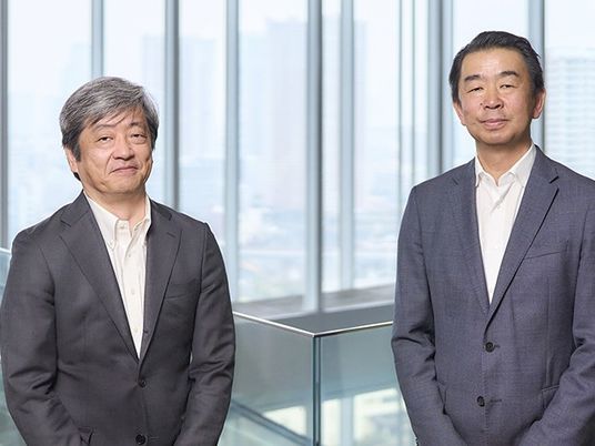 スーツ姿の男性2人と窓辺の空間  