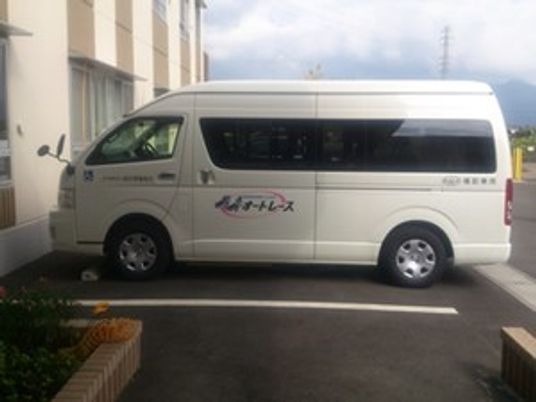 送迎車が停車する外観  