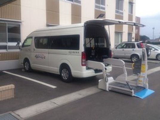 送迎車と昇降機のある外観  