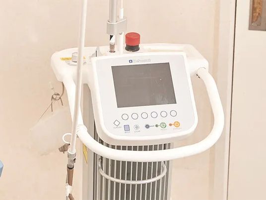機器が置かれた廊下  
