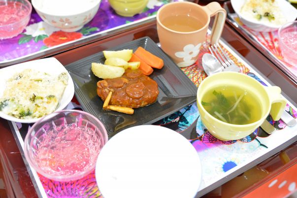 多彩な料理が広がるテーブル