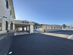 広い駐車場と建物外観