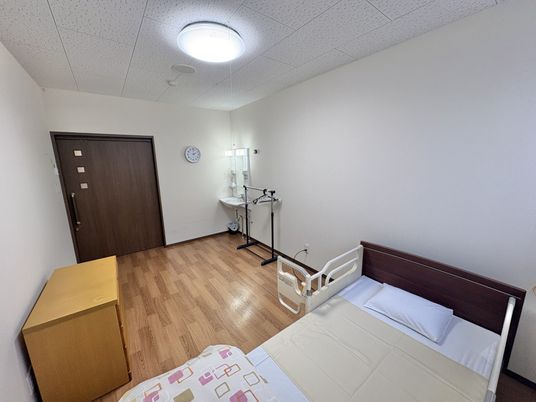 落ち着いた個室の居室