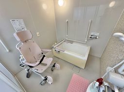 椅子付きの広々とした浴室