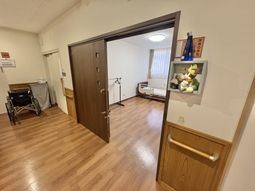 広々とした居室入口