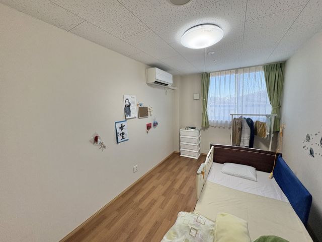 くつろげる居室 居室 自然光が差し込む明るい居室で、ゆったりとした時間を過ごせます。快適な空間設計です。