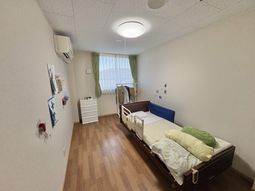 ベッドと家具の居室