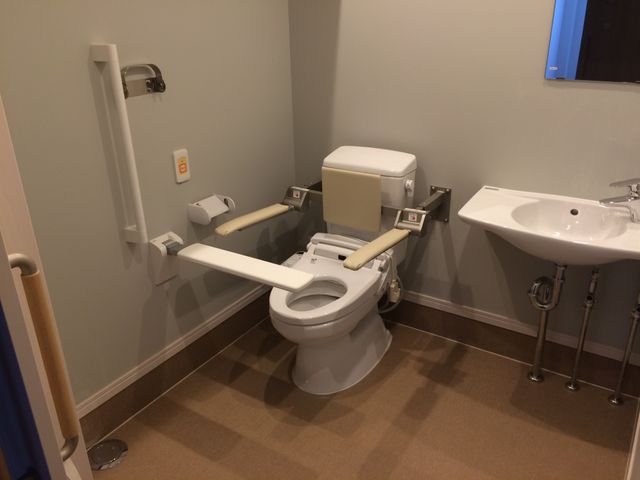 広々としたトイレ トイレ 手すり付きのトイレで、利用者の安全を考慮した設備が整っています。清潔で落ち着いた空間です。