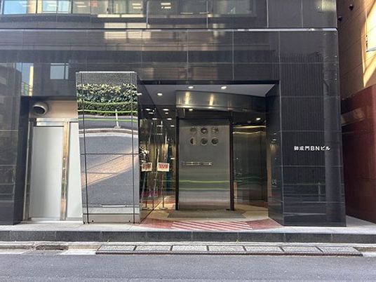ビルのエントランス  