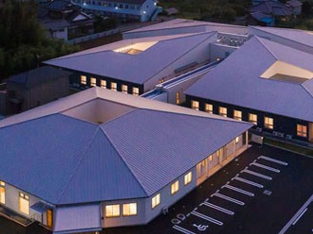 温かみのある建物外観 外観 大きな窓から光が差し込む、広々とした敷地が特徴の建物です。駐車場も完備されています。