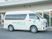 送迎車が停まる外観  
