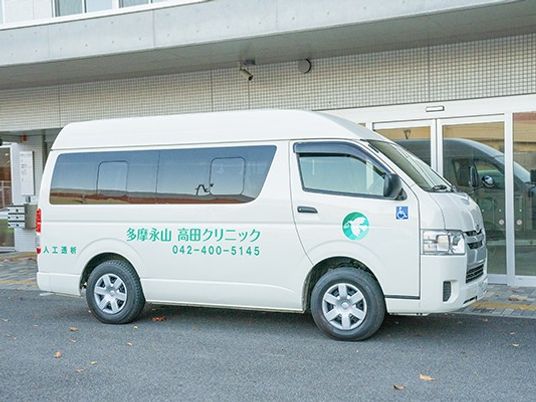 送迎車が停まる外観  
