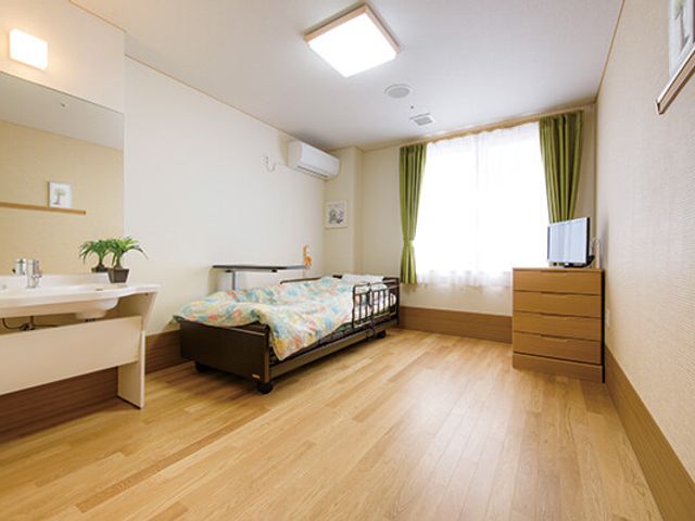 明るい居室 居室 広々とした居室は、自然光が心地よく入ります。快適な生活空間が整っています。