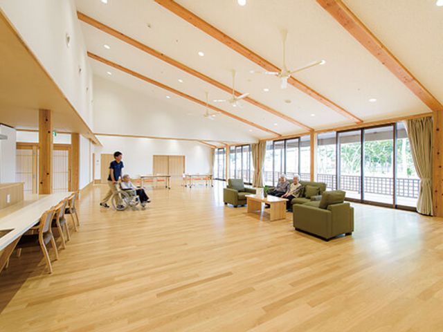 くつろげる広々ラウンジ ラウンジ   広々としたラウンジでは、自然光が心地よく差し込み、居心地の良いスペースでリラックスできます。