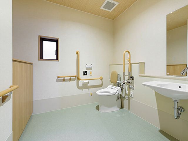 清潔なトイレ空間 トイレ 手すり付きで安全に配慮した清潔なスペースです。介護しやすい工夫がされています。
