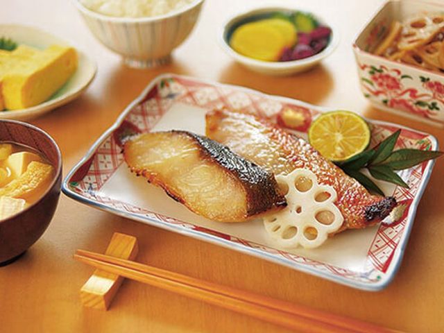 和食の提供される食堂 食堂 和食が楽しめる明るい空間です。栄養バランスの取れた食事をご提供しています。