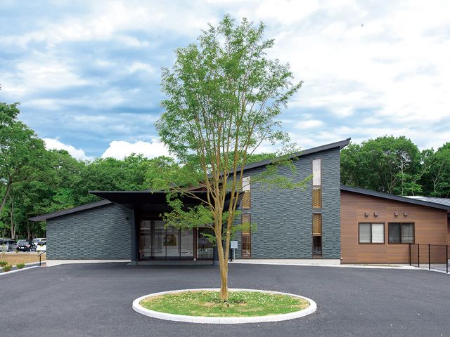 ゆったりした建物の外観 外観 自然に囲まれた広々とした外観が特徴の施設です。定員数や設備が充実していそうです。