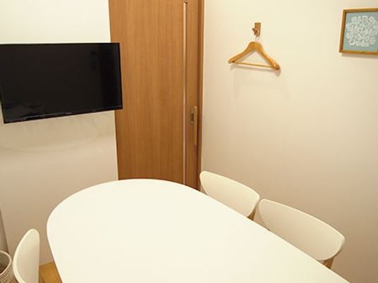 壁掛けテレビのある食堂  