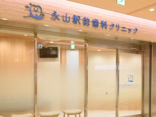 明るい受付前の出入口  