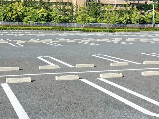 広い駐車場の外観  