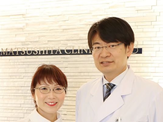白衣の男女が立つ受付前  