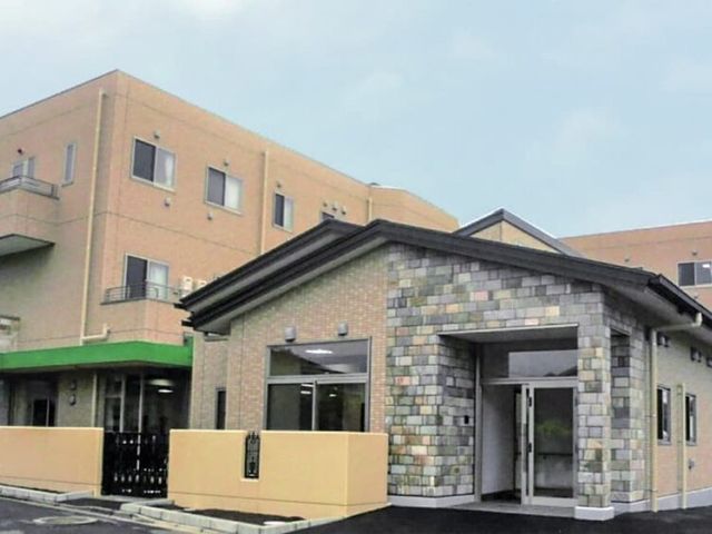施設の外観 外観   落ち着いた色合いの建物で、入口まわりはすっきりしたつくりです。就業先の雰囲気を外から確認しやすい外観です。