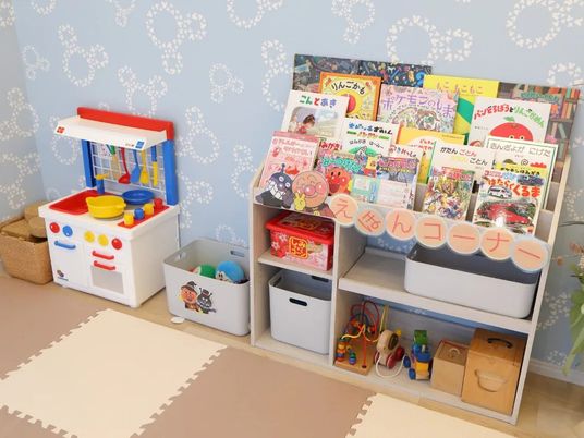 絵本棚のある遊び場  