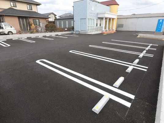 駐車場と建物外観  