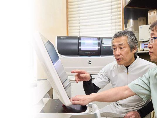 機器を確認するスタッフ  