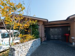 秋の葉とエントランス