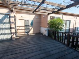 明るい空の下のテラス