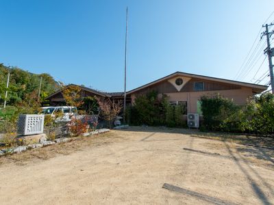 青空と建物の外観