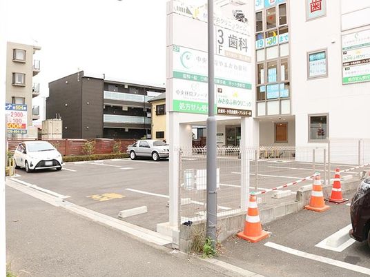 施設の駐車場外観  