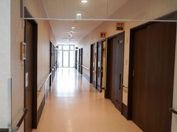 明るい廊下の風景