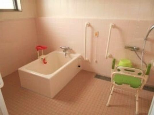 手すり付きの明るい浴室