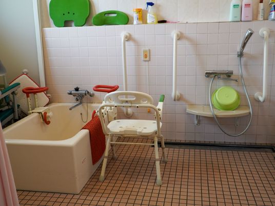 バリアフリーの浴室設備